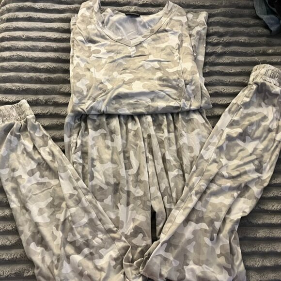 Coco + Carmen, super soft and stretchy t-shirt and jogger pants set/bundle, size - Picture 1 of 1